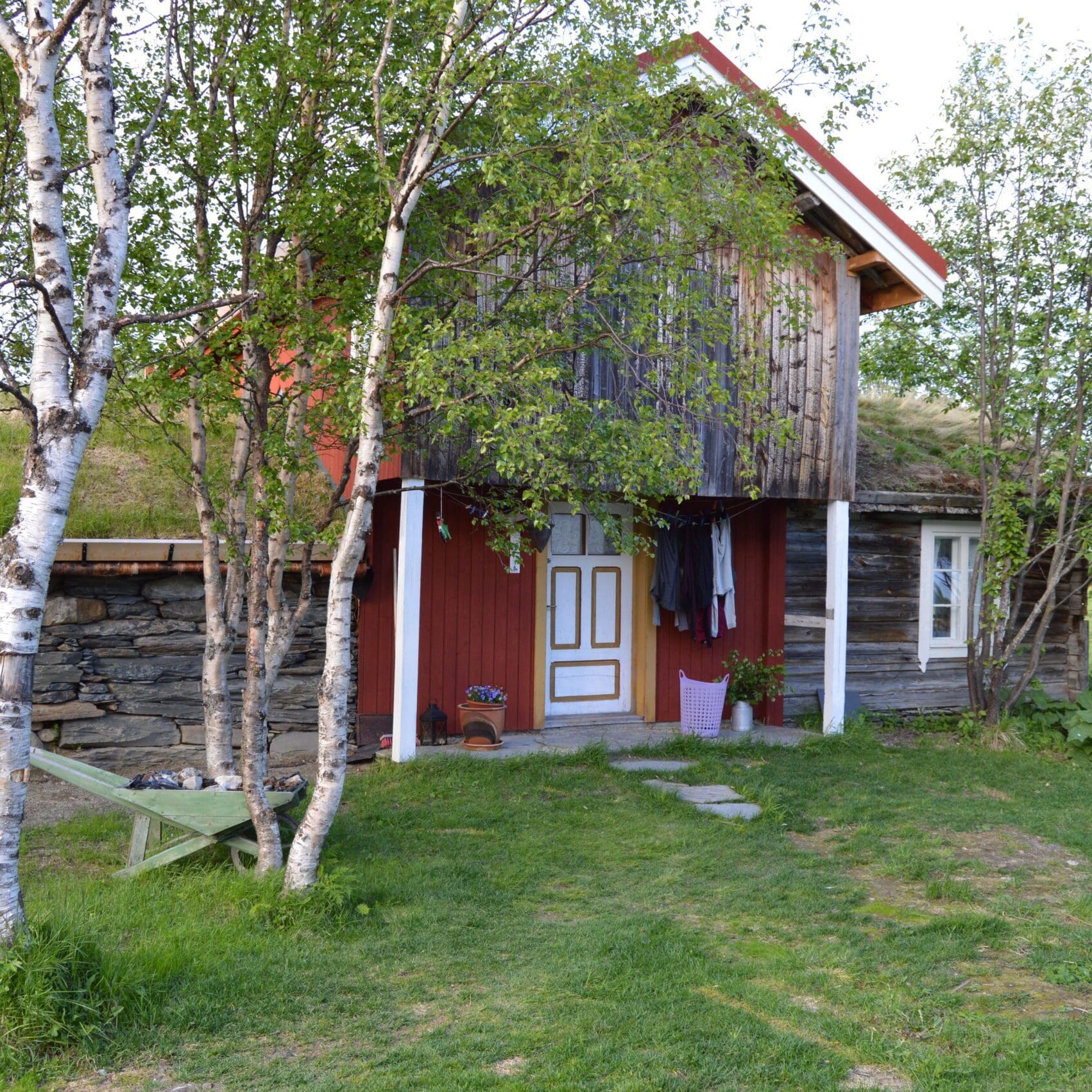 Framsida av sommerstuggu. Foto: Kalsa